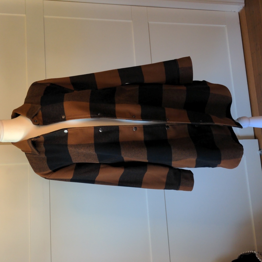 Steve Madden Long Shacket in Tan and Black Plaid Size L